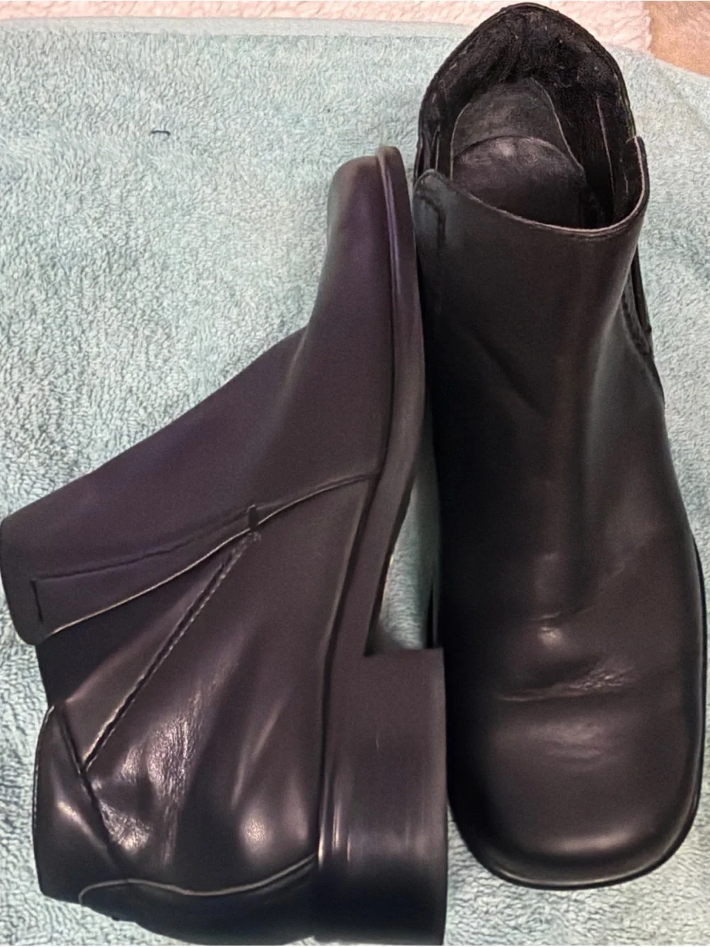 Trotters women’s 7.5 Black Leather Ankle Booties